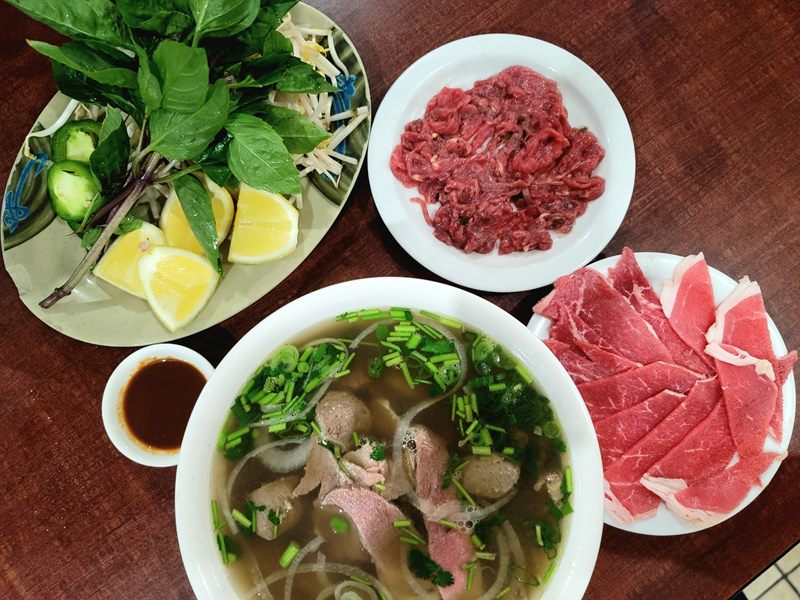 Phở A Hùng by Night food
