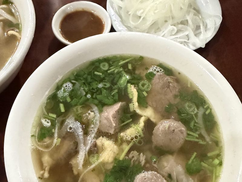 Phở A Hùng by Night food
